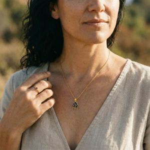 Колие с висулка „цвете лотос“  позлатено с 3 взаимозаменяеми камъка с розов кварц, аметист и черен турмалин